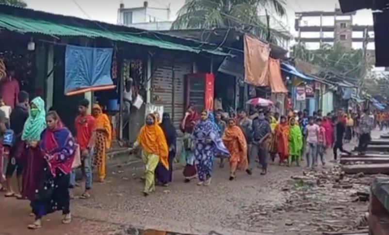 কারো মুখেই হাসি নেই, আছে রাগ ক্ষোভ আর বিষন্নতার ছাপ...